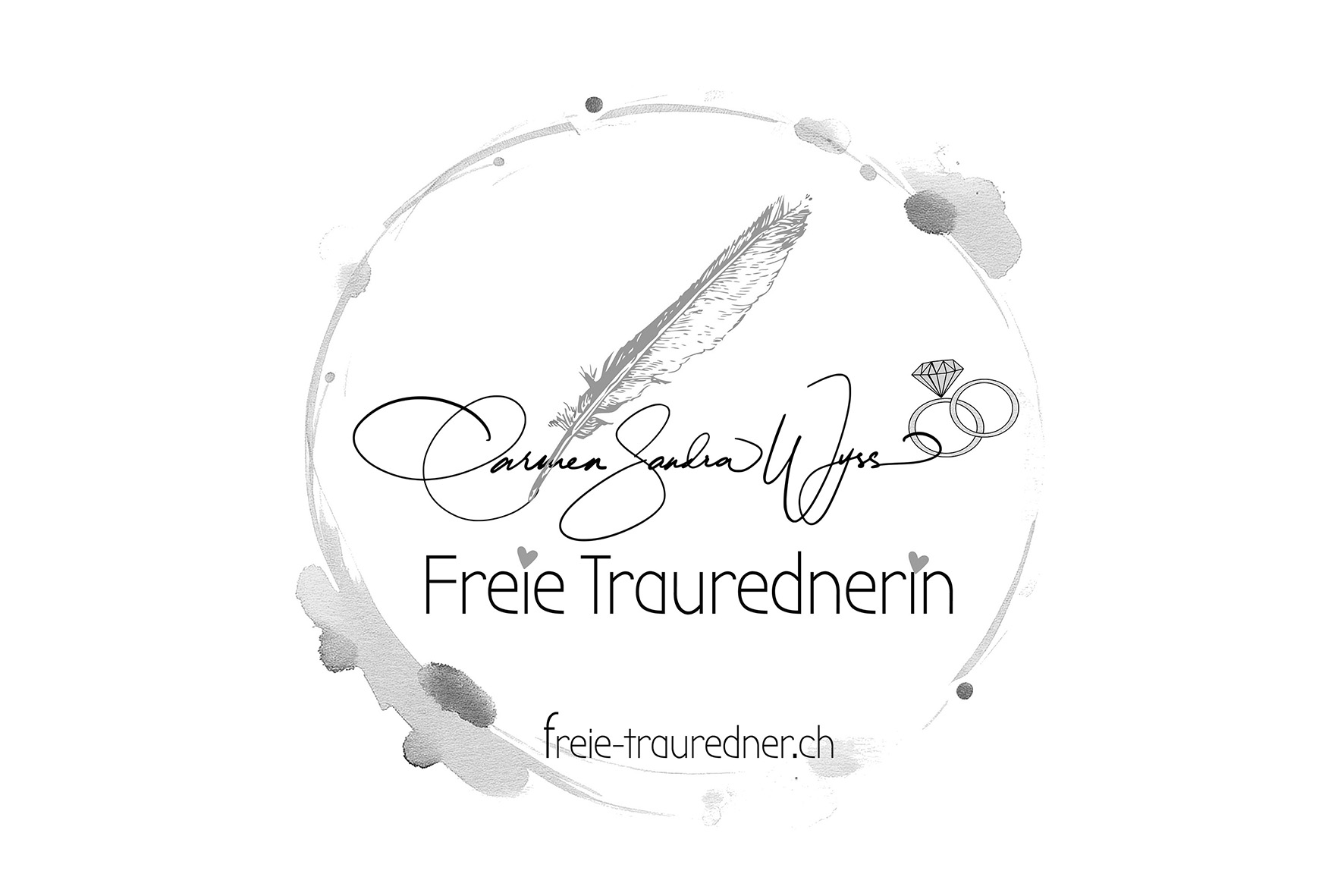 Logo von Carmen Sandra Wyss, freie Traurednerin in der Schweiz, mit Feder, Eheringen und Aquarellkreis.